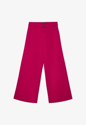 Pantaloni fucsia a gamba larga realizzati in tessuto liscio, con vita alta, tasche frontali e chiusura centrale con bottone in alto.