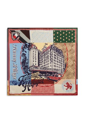 Μεταξωτό φουλάρι με πολύχρωμο σχέδιο patchwork που παρουσιάζει λεπτομερείς κτήρια, κόκκινο αυτοκίνητο, λογότυπο Tommy Hilfiger και διακοσμητικά μοτίβα.