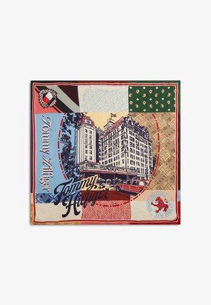 Silketørklæde med farverigt patchwork-design med en detaljeret bygning, rød bil, Tommy Hilfiger-logo og dekorative mønstre.