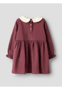 Lila Kleid mit langen Ärmeln, einem weißen Peter-Pan-Kragen, fünf Holzknöpfen und geraffter Taille. Weicher, strukturierter Stoff mit fransigen Manschetten.