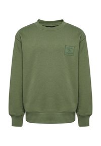 Felpa verde oliva realizzata in tessuto morbido con collo a giro, con un logo patch quadrato testurizzato sul lato sinistro del petto. Senza decorazioni.