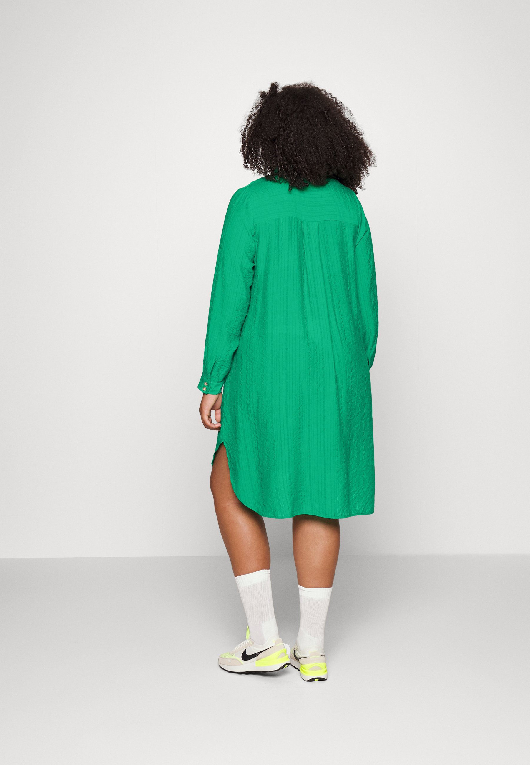 ONLY Carmakoma CARVANDA KNEE SHIRT DRESS - Blousejurk - lush meadow/groen -  Zalando.nl