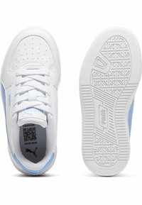 Baldos laikotarpio baltos sportinės avalynės su lygiu sintetinės medžiagos paviršiumi, lengvos mėlynos akcentais, su raišteliais ir tekstūruotu, ženklų nepaliekančiu guminiu padu.