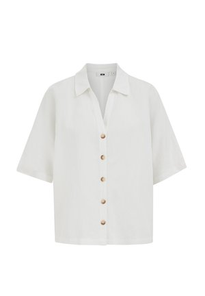 Camisa blanca de manga corta con cuello y seis botones marrones en la parte delantera.