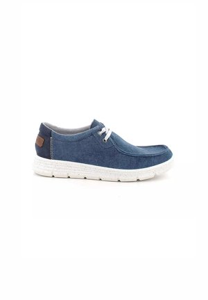 Sneaker in tela blu con upper testurizzato, suola maculata bianca e rivestimento grigio. Presenta lacci bianchi e un accento in pelle marrone sul tallone.