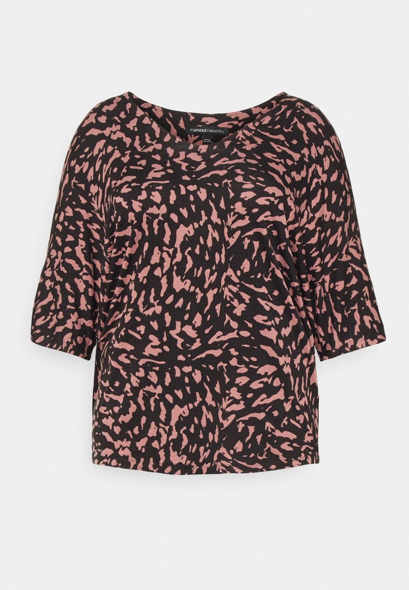 Schwarzes und pinkes Kurzarmoberteil mit einem abstrakten Muster, lockerer Schnitt und weiter Halsauschnitt. Weicher Stoff mit glatter Textur.