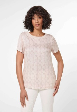 Korte mouwen, lichtroze t-shirt met een subtiel, herhalend letterpatroon; ronde halslijn en een ontspannen pasvorm; zachte stoftextuur.