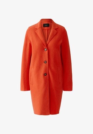 Manteau orange en laine à simple boutonnage avec trois boutons, col à revers cranté, manches longues et deux poches fendues à l'avant.