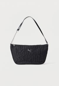 Μαύρη ραμμένη τσάντα ώμου με λογότυπο Puma, κλείσιμο με φερμουάρ, κοντό λουρί με λεπτομέρειες αλυσίδας σε λευκό φόντο.
