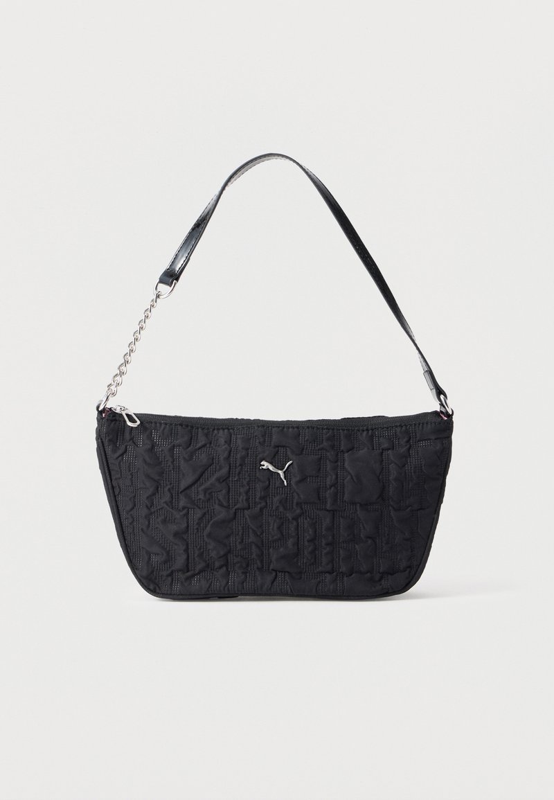 Μαύρη ραμμένη τσάντα ώμου με λογότυπο Puma, κλείσιμο με φερμουάρ, κοντό λουρί με λεπτομέρειες αλυσίδας σε λευκό φόντο.