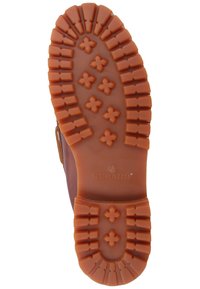 Braune Gummisohle mit tiefen Profilen und Kreuzmustern; Logo in der Nähe der Ferse geprägt; robuste Ausführung geeignet für den Einsatz im Freien.