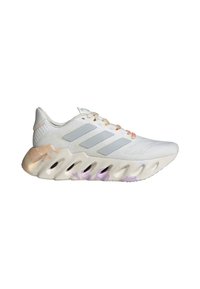 Scarpe atletiche bianche con tomaia in mesh testurizzata, tre strisce grigie chiare e una suola imbottita multicolore con distinti ritagli.