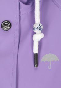 Lila vattentät jacka med en vit dragsko, keramikkula med nautisk design, och en silverfärgad paraplygrafik.