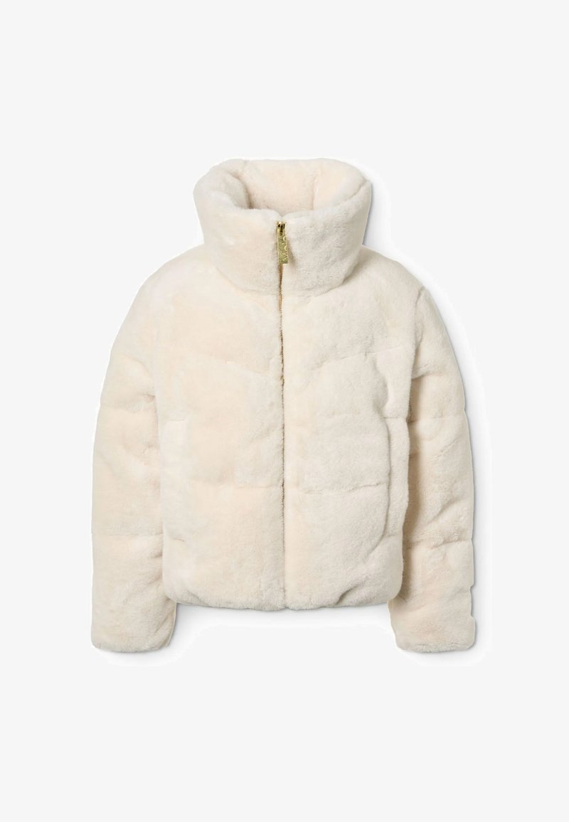 Kremowa kurtka z sztucznego futra z wysokim kołnierzem, zapięciem na zamek i pikowanym wzorem. Miękka tekstura i ocieplane sekcje zapewniają ciepło.