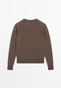 Brauner gestrickter Pullover mit Rundhalsausschnitt, langen Ärmeln und gerippten Bündchen. Weicher Stoff, leicht und schlicht im Design. Rückansicht gezeigt.