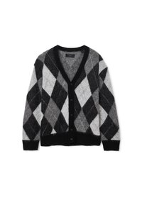 Cardigan noir, gris et blanc à motif losanges argyle, boutonné, à manches longues et col en V, posé à plat sur fond blanc.