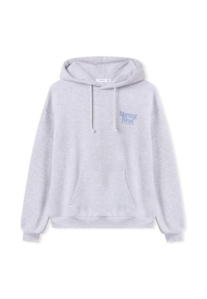 Felpa con cappuccio grigia realizzata in materiale morbido, dotata di tasca a scomparsa, cappuccio con cordino e logo sul lato sinistro del petto di colore azzurro chiaro.