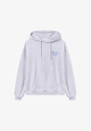 Felpa con cappuccio grigia realizzata in materiale morbido, dotata di tasca a scomparsa, cappuccio con cordino e logo sul lato sinistro del petto di colore azzurro chiaro.