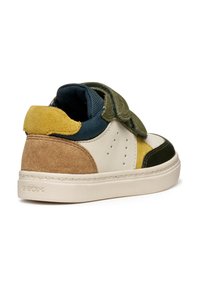 Färgglad Geox-sneaker med en blandning av läder och mocka. Nyckelfärger: beige, brun, grön och gul. Stängning med kardborreband.