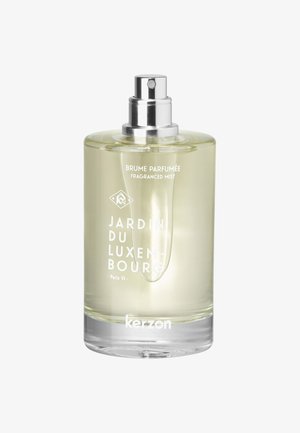 Transparente Sprühflasche mit blassgelbem, duftendem Nebel, beschriftet mit "Jardin du Luxembourg" von Kerzon. Silberne Sprühdüse und klarer Boden.