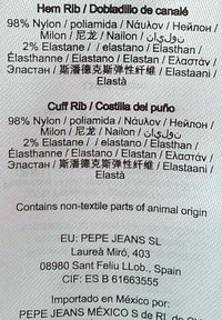 Oznaka s uputama za njegu. Bijela pozadina s crnim tekstom. Navodi materijale: 98% najlon, 2% elastan, s višejezičnim prijevodima.