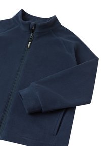 Giacca in pile blu navy con colletto alto, zip frontale e maniche lunghe. Dettagli di cucitura lungo le spalle e i polsini.