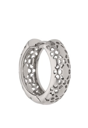 Sølvørering i hoop med sekskantet udskåret mønster og hængslet lås, der viser både ydre og indre detaljer.