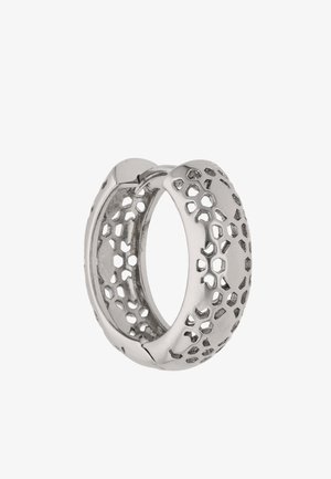 Sølvørering i hoop med sekskantet udskåret mønster og hængslet lås, der viser både ydre og indre detaljer.