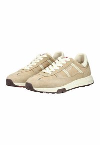 Paire de baskets décontractées beige en daim et tissu avec lacets blancs, semelle blanche, et nom de la marque "GANT" sur le côté.