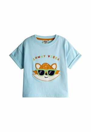 Lyseblå småbørns t-shirt med opkørte ærmer, med et rævehoved iført grønne solbriller og teksten "SUNNY VIBES" over det.