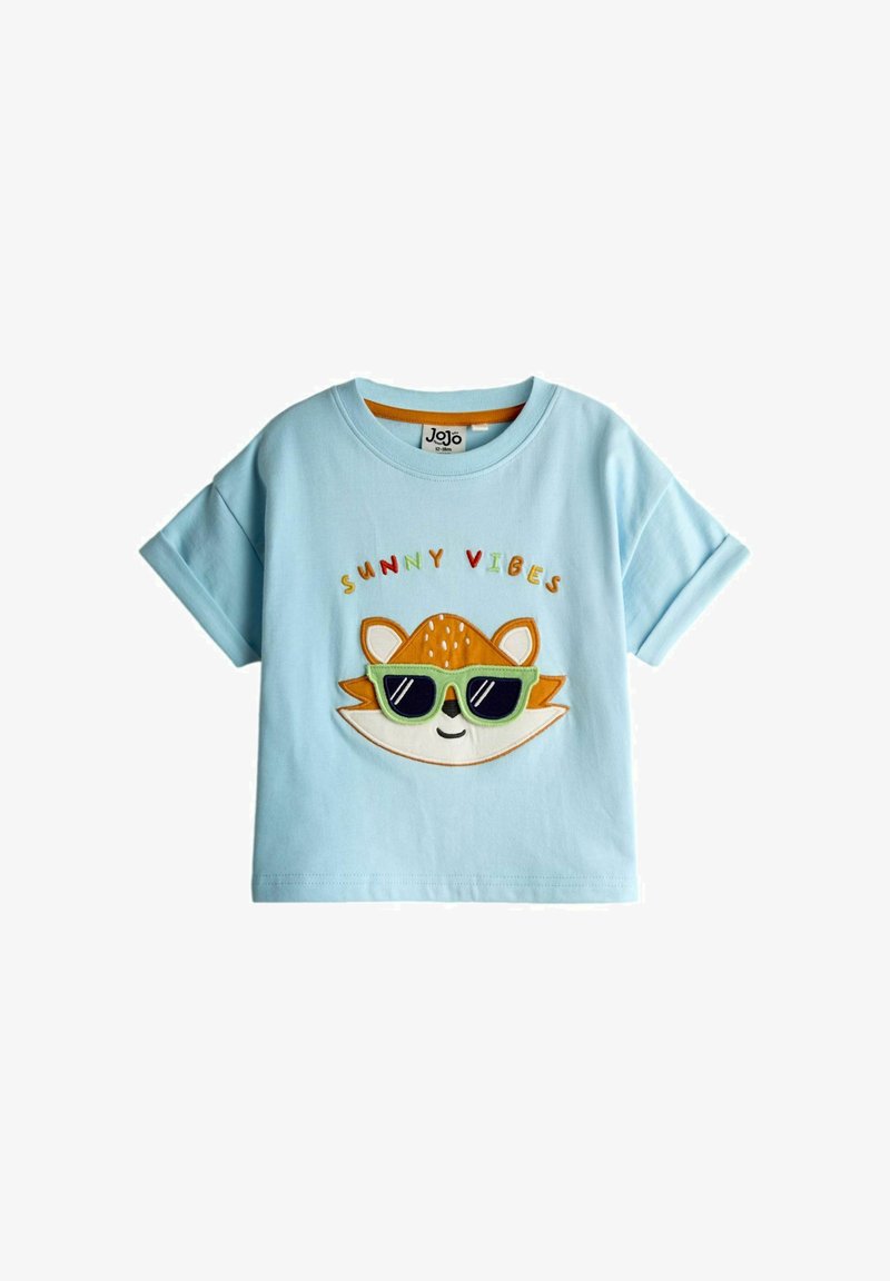 Hellblaues Kleinkind-T-Shirt mit aufgerollten Ärmeln, das ein Fuchsgesicht mit grüner Sonnenbrille und den Text „SUNNY VIBES“ darüber zeigt.