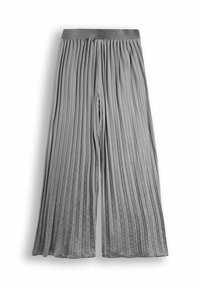 Szare plisowane spodnie o szerokich nogawkach wykonane z miękkiego, teksturowanego materiału. Ozdobione gładkim paskiem w talii i pionowymi paskami dodającymi głębi.