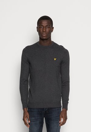 Grå langærmet sweater lavet af strikket stof, med en ribbet halsudskæring og manchetter, samt et lille gult logo på venstre bryst.