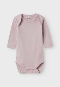 Bodysuit pour bébé à manches longues en coton rose doux, avec un col rond, fermeture à pression au fond et texture lisse.