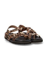 Sandalias de estampado de leopardo con correas cruzadas, material de piel sintética marrón y negra, suela de goma negra y acentos metálicos dorados.