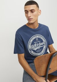 Jack & Jones O-NECK - T-shirts med print - ensign blue