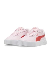 Adidași roz și albaștri cu un exterior din piele netedă, având o bandă de accent roșie, vârf rotund și talpă din cauciuc alb texturat.