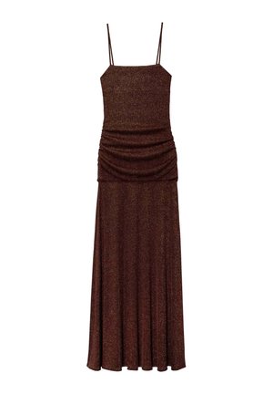 Vestido maxi marrón brillante con tirantes finos, cuerpo fruncido y falda fluida. Hecho de un tejido texturizado que refleja la luz.