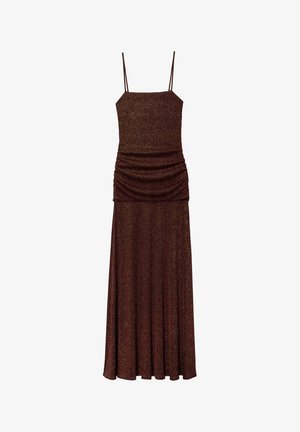 Vestido maxi marrón brillante con tirantes finos, cuerpo fruncido y falda fluida. Hecho de un tejido texturizado que refleja la luz.