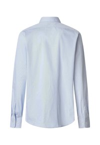 Hellblaues Hemd mit langen Ärmeln und geknöpften Manschetten, von hinten auf weißem Hintergrund gezeigt.