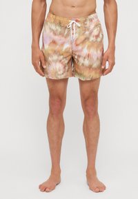 Bunt gemusterte Badeshorts mit einem Batikmuster in Pastellfarben, elastischem Bund und verstellbarem Kordelzug. Leichtes Material.