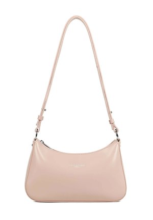 Borsa a tracolla in pelle rosa con forma curva, tracolla regolabile e accessori in argento. Presenta una chiusura con cerniera e un logo in rilievo.