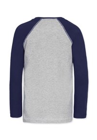 Langærmet t-shirt med grå krop og marineblå raglanærmer, lavet af blødt bomuld, med kontraststikning langs sømmene.