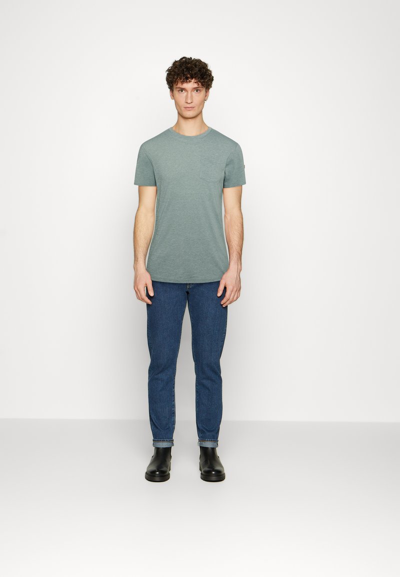 Herren T-Shirts basic | TOM TAILOR GRINDLE CREWNECK T-Shirt basic smoke green grindle/dunkelgrün - TO72398 Herren T-Shirts basic | TOM TAILOR GRINDLE CREWNECK T-Shirt basic smoke green grindle/dunkelgrün - TO72398