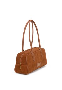 Borsa in suede marrone con due lunghe maniglie in pelle, una cerniera dorata e una piccola etichetta rettangolare con logo sul lato anteriore.