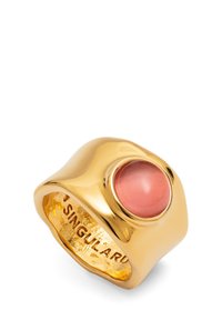 Anillo de oro con una banda redondeada y suave y una gran piedra rosa redonda engastada en el centro. Interior grabado con "SINGULAR."