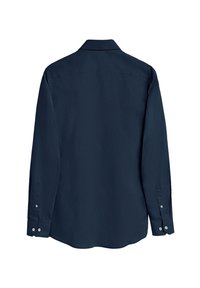 Granatowa koszula z długim rękawem z kołnierzykiem zapinanym na guziki, szwem na plecach i mankietami zapinanymi na guziki. Gładka faktura, brak widocznych wzorów lub akcentów.
