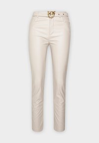 Krämfärgade, figursydda byxor i ett slätt läderliknande material. Utrustad med en guldfärgad, cirkulär bältesspänne och framfickor.