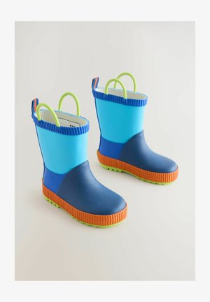 Blå gummistøvler til regnvejr med grønne detaljer, en tekstureret orange sål og to grønne håndtag. Har et farveblokeret design.
