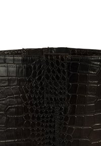 Schwarze Handtasche aus Kunstkrokodilleder mit strukturierter Oberfläche, glatten Akzenten und einem oberen Verschlusslaschen. Kompakte rechteckige Form.